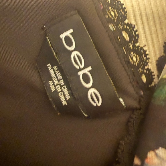 Bebe Floral Sleeveless Blouse with Lace Trim – Size Medium - Picture 5 of 7